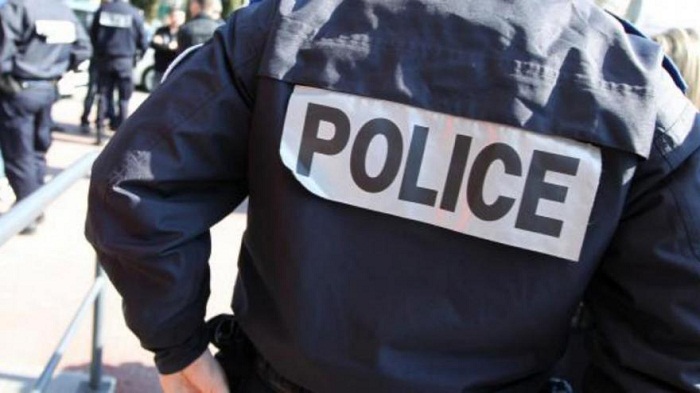 Ils louent une maison et découvrent un cadavre dans le jardin
